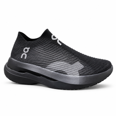 On LightSpray Cloudboom Strike – Black/Grey - product view 1