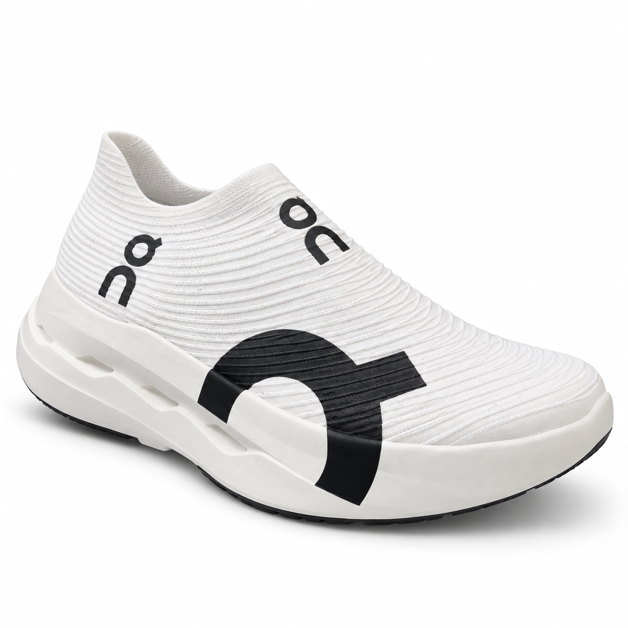 On LightSpray Cloudboom Strike – White/Black - product view 1