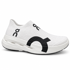 On LightSpray Cloudboom Strike – White/Black
