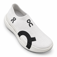 On LightSpray Cloudboom Strike – White/Black