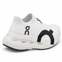 On LightSpray Cloudboom Strike – White/Black